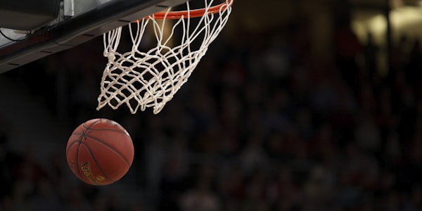 NBA洛杉矶湖人队对阵金州勇士队的篮球比赛直播画面